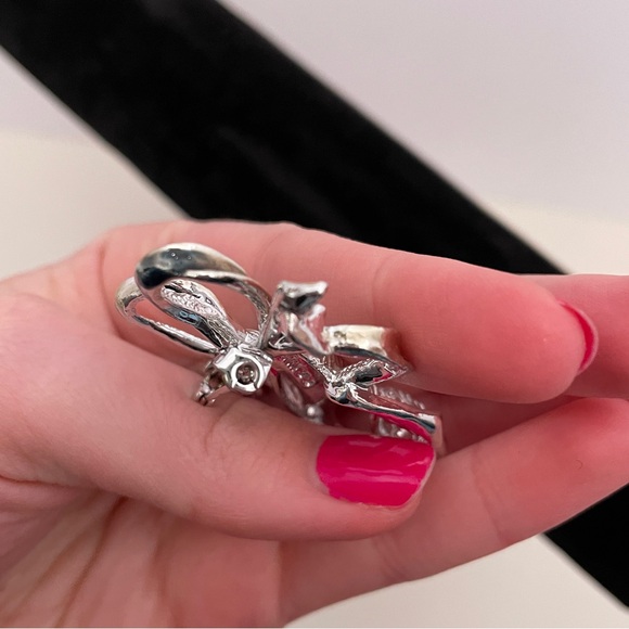 Vintage Silver Tone Holiday Christmas Winter Gifting Festive Bell Pin / Brooch - Picture 6 of 9